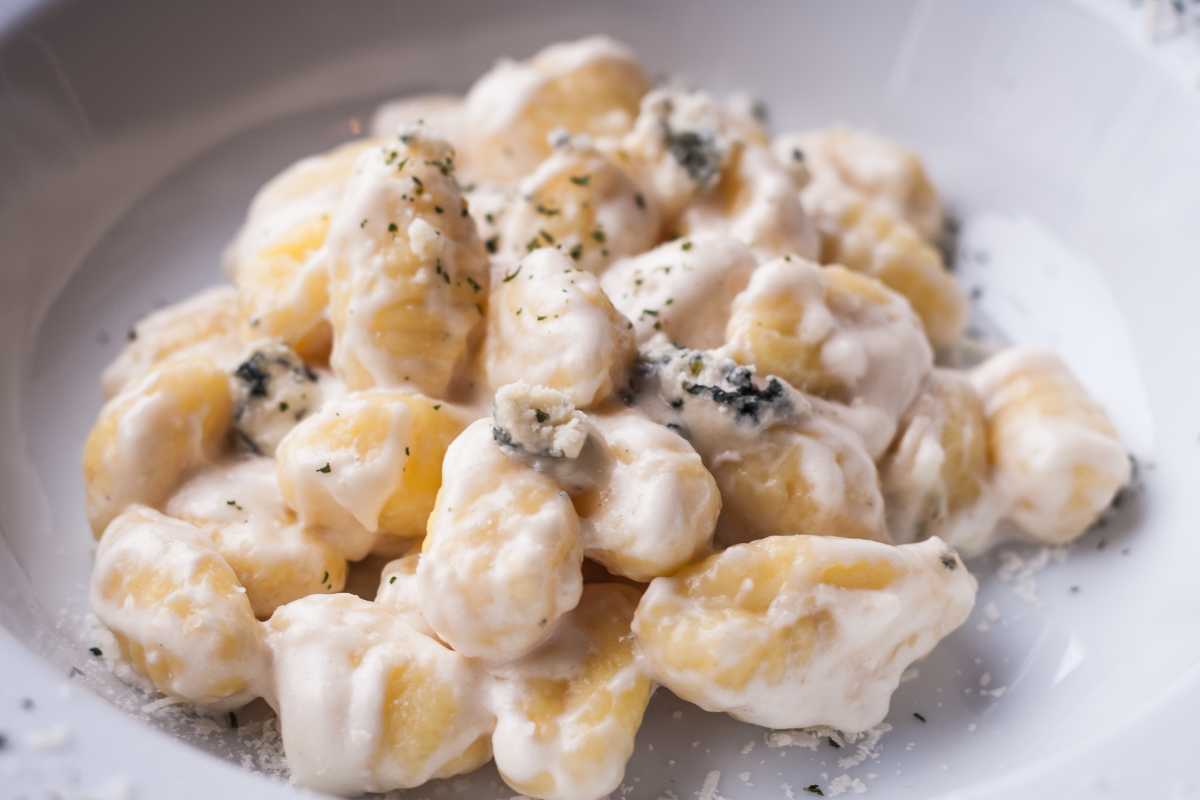 piatto con gnocchi al gorgonzola