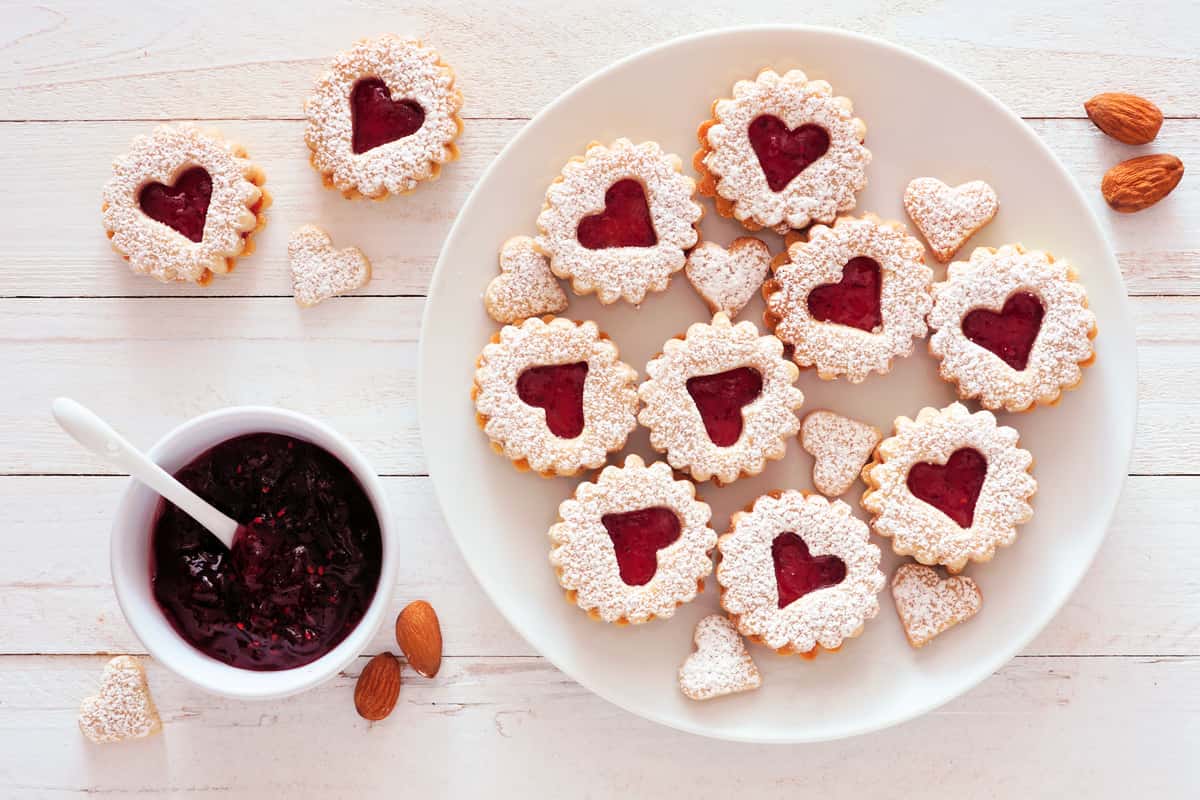 vassoio di biscotti per San Valentino a forma di cuore con marmellata e mandorle