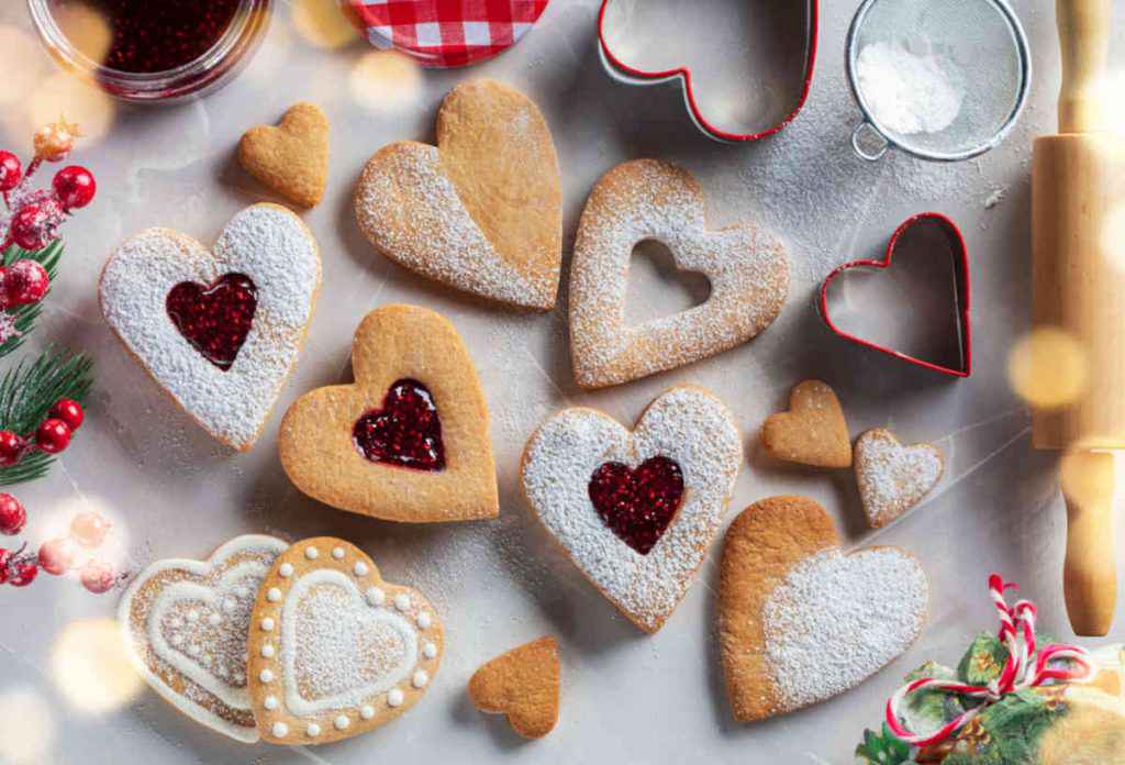 biscotti san valentino a forma di cuore con ripieno di marmellata