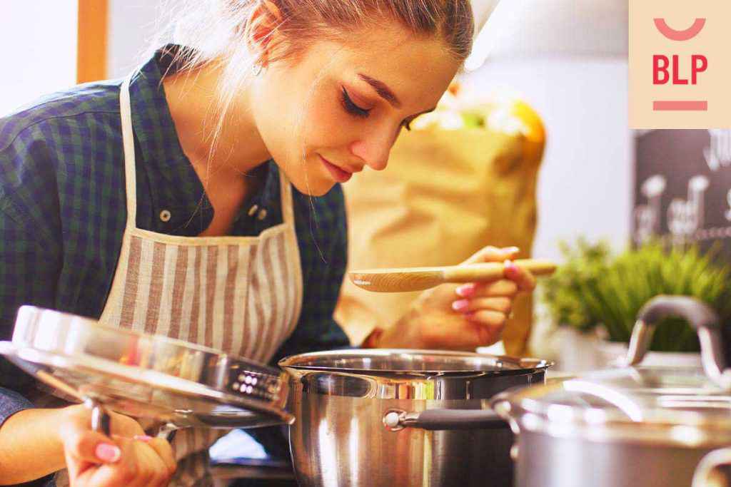 Cosa cucino stasera: donna ai fornelli che prepara la cena