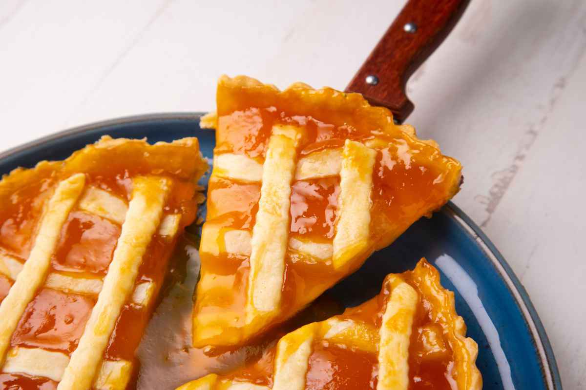 fetta di crostata fatta con bimby e farcita con marmellata di albicocca