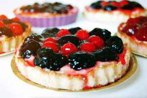 crostata con marmellata e frutta