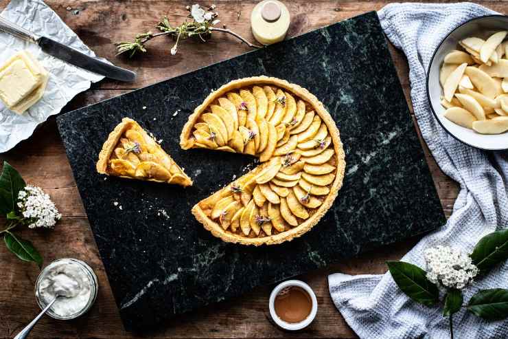 tagliere con crostata di mele