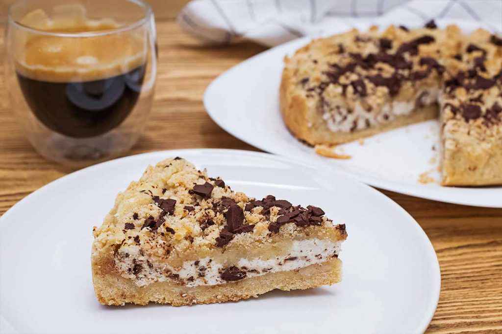 fetta di crostata con ricotta e gocce di cioccolato