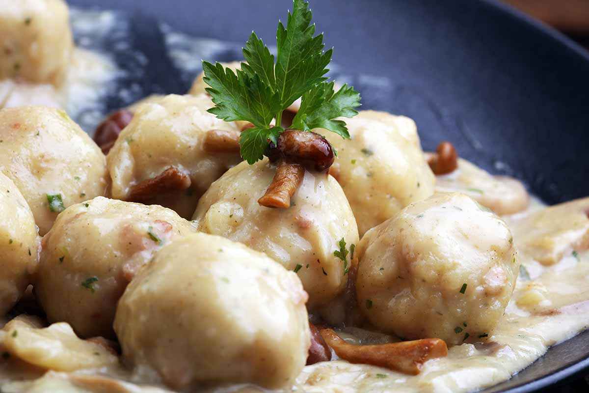 Gnocchi di pane con radicchio e funghi