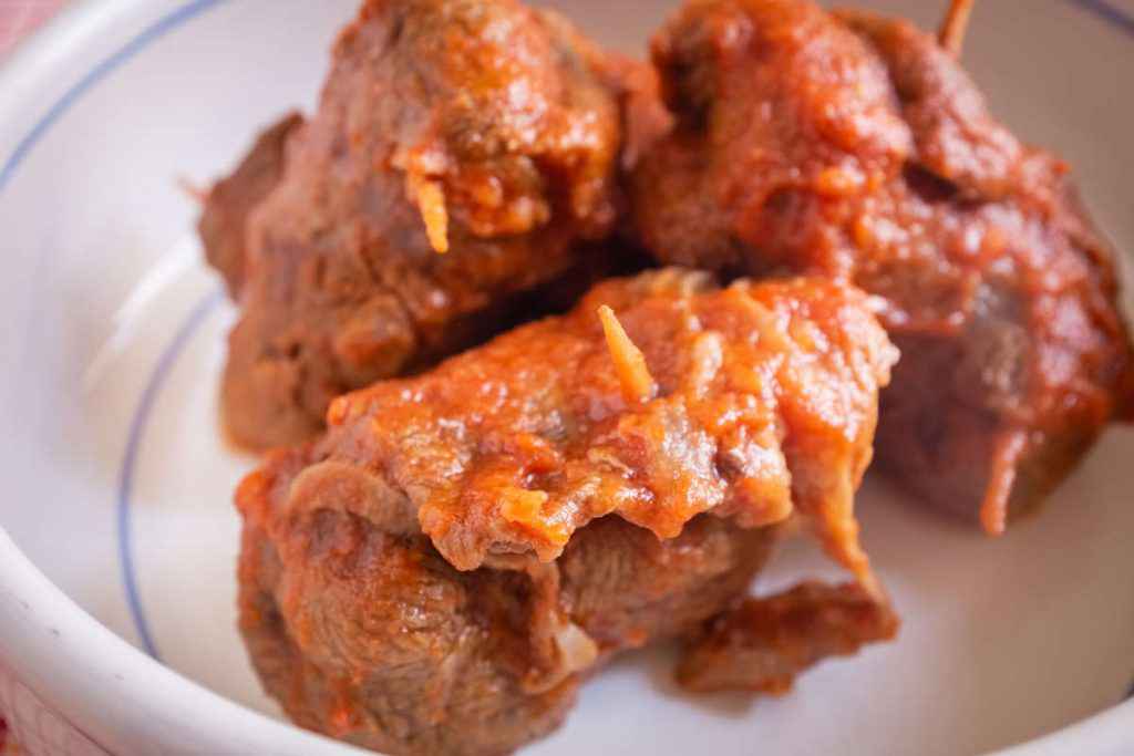 Il piatto di oggi è: involtini di carne al sugo