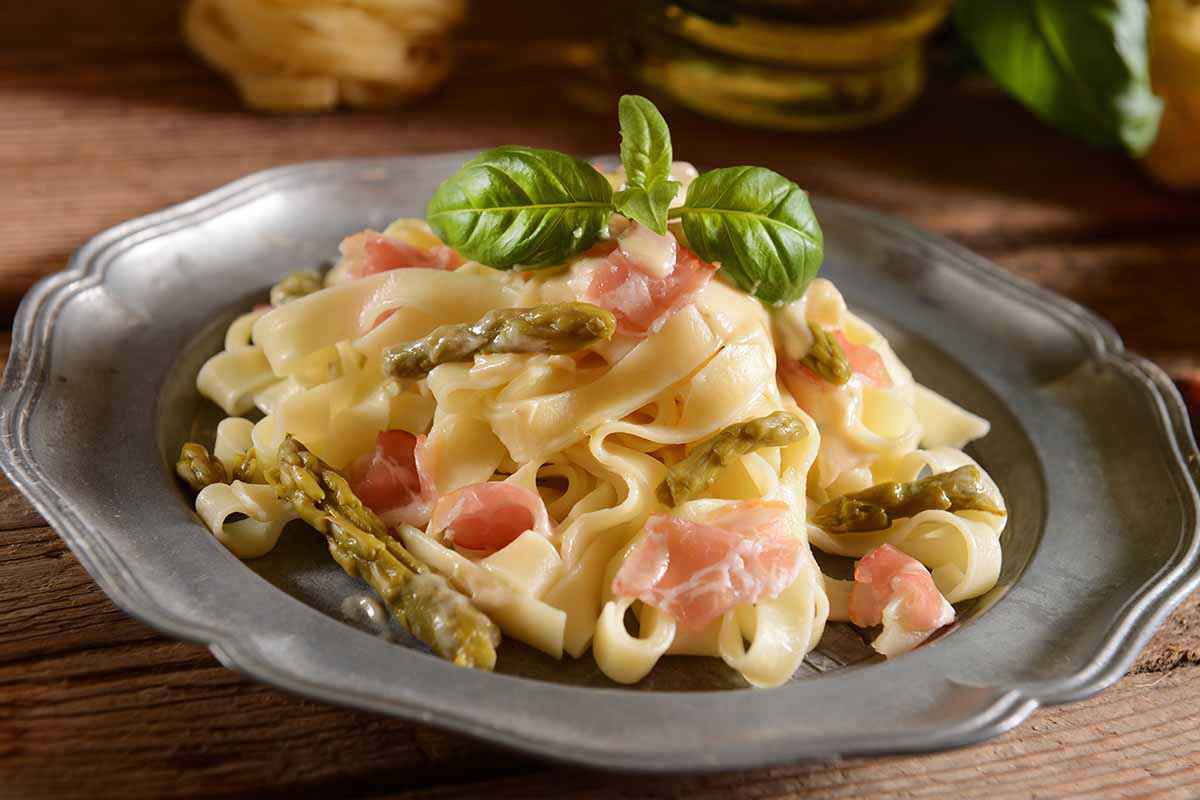 Pasta asparagi e speck