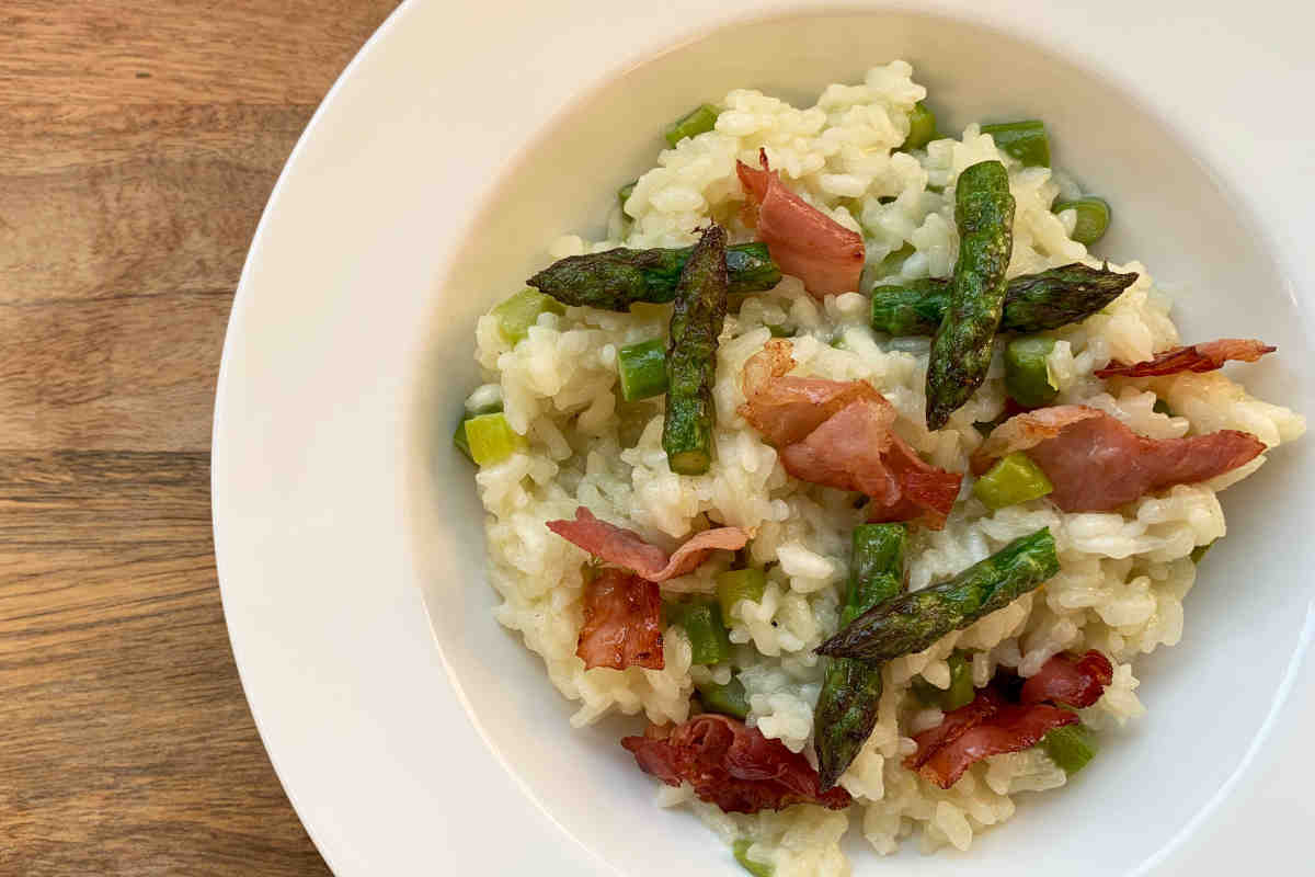 Risotto con gli asparagi ricetta cremosa e saporita Buttalapasta