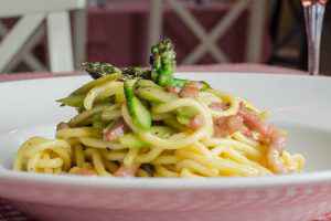 spaghetti asparagi e pancetta