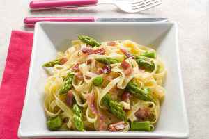 tagliatelle asparagi e speck