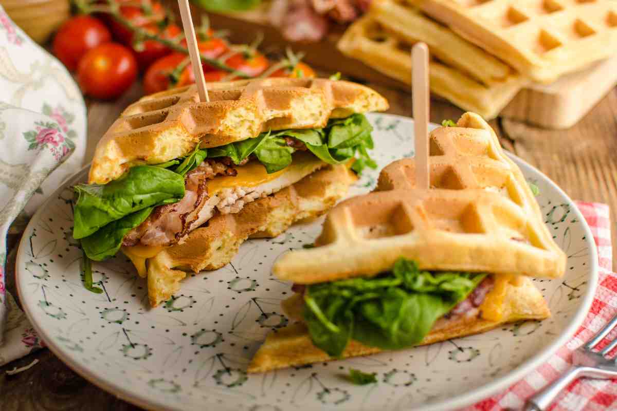 Waffle salati farciti in un piatto