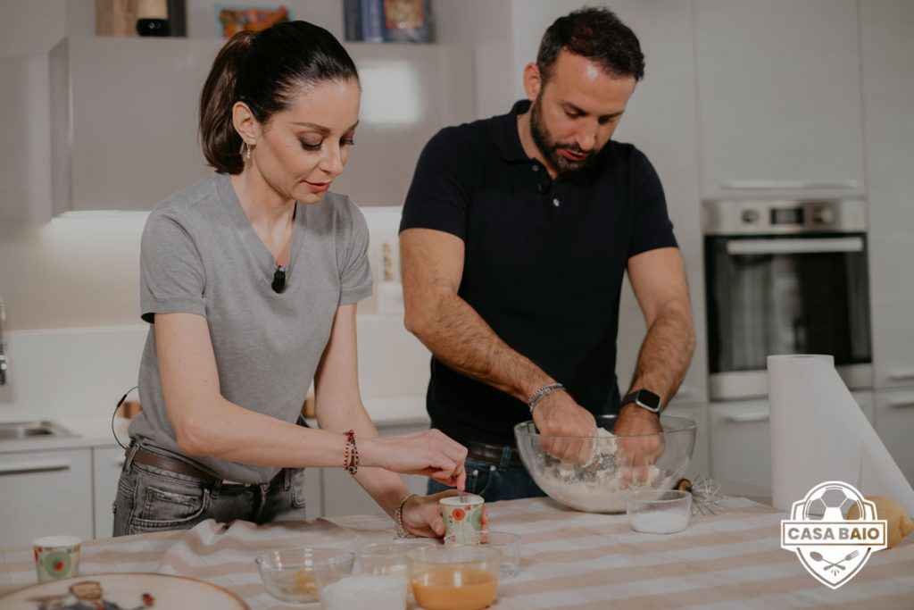 debora massari e manuele baiocchini preparano il crumble esplosione di primavera