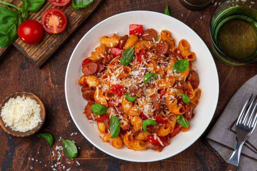 piatto di pasta con salsiccia e piselli