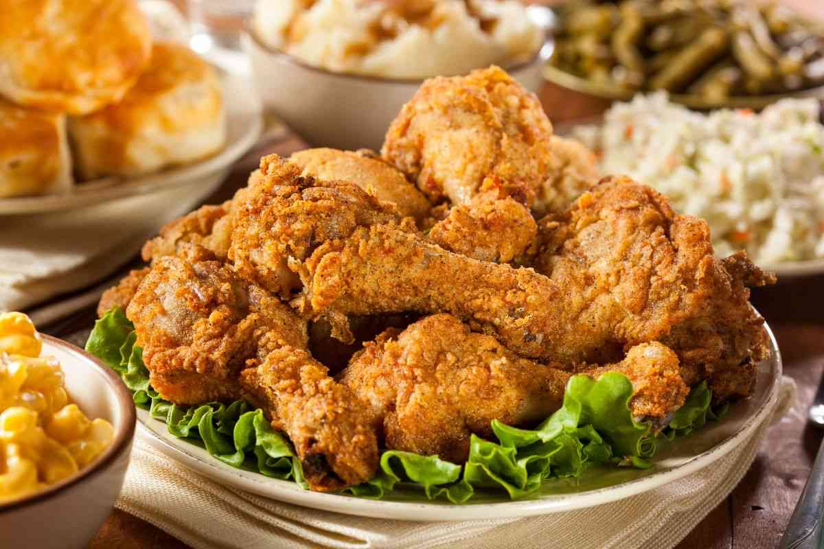 piatto con pollo fritto