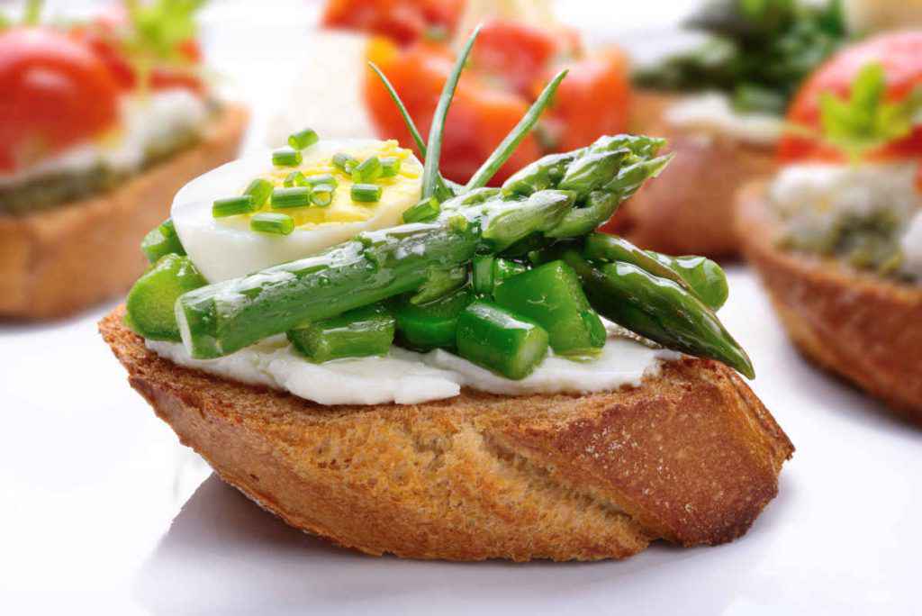 uova di quaglia sode e asparagi in bruschetta per antipasti