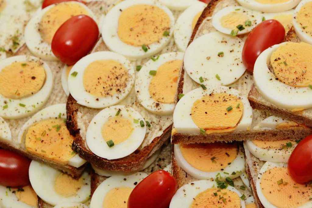 Uova sode: la ricetta facile e i tempi di cottura | Buttalapasta