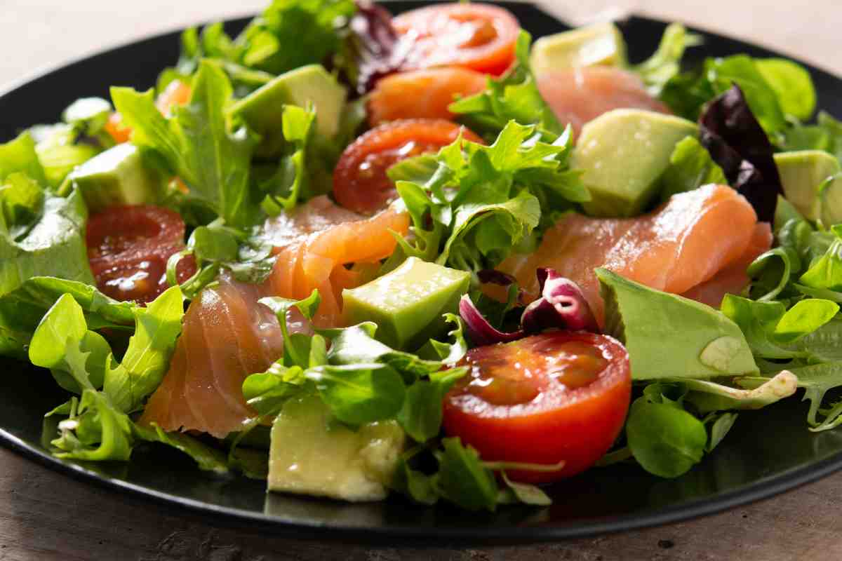 Insalata avocado e salmone