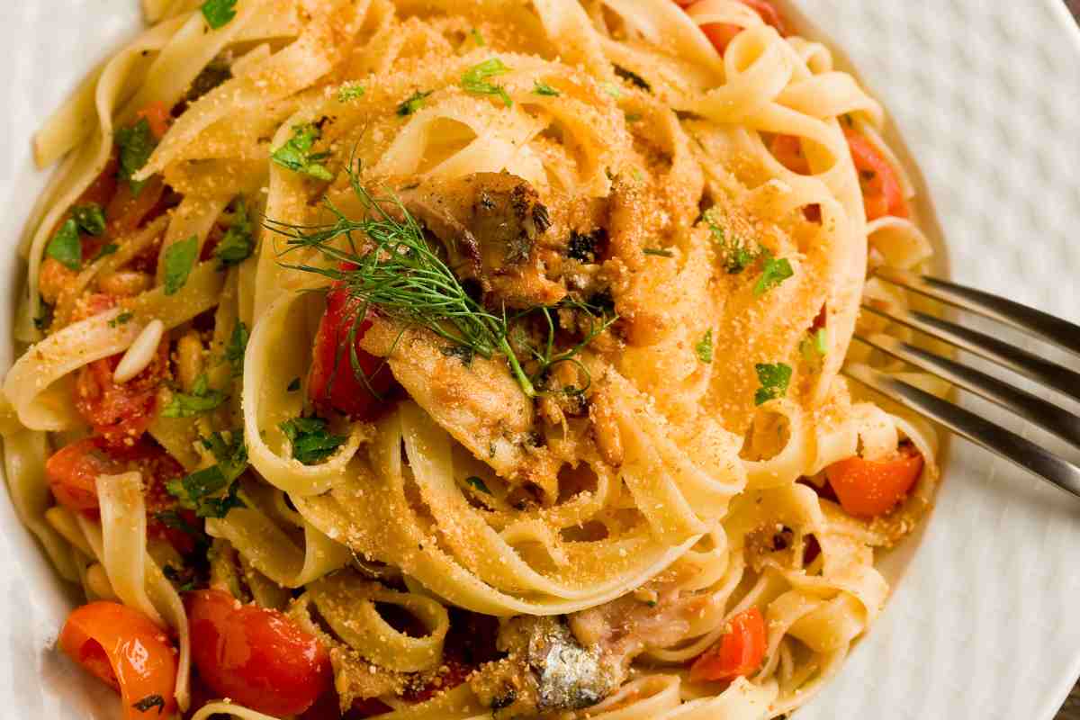 Pasta con le sarde al pomodoro in un piatto visto dall'alto