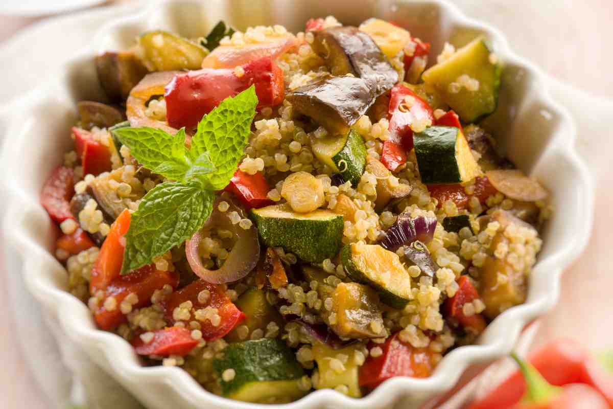 Quinoa con le verdure in una ciotola