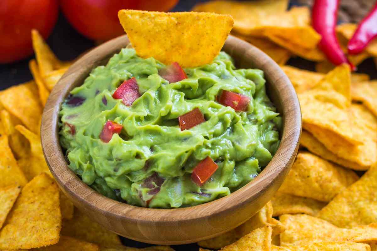 ciotola con guacamole, la salsa messicana che è una ricetta facilissima