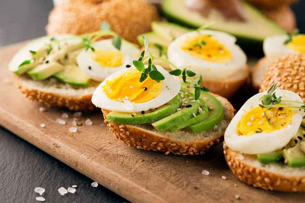 Crostini di pane con uova sode e avocado