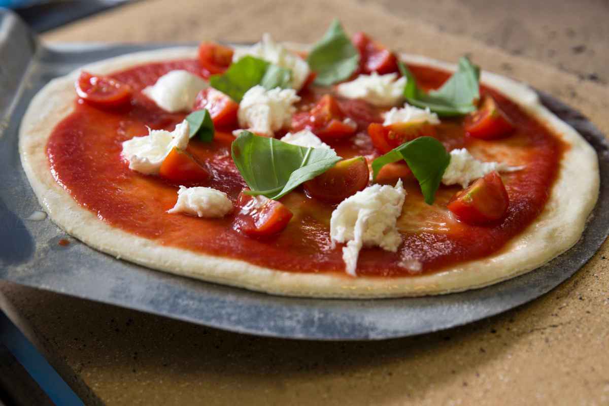 PIZZA Cotta su PIETRA REFRATTARIA nel FORNO di CASA - Impasto per la pizza  