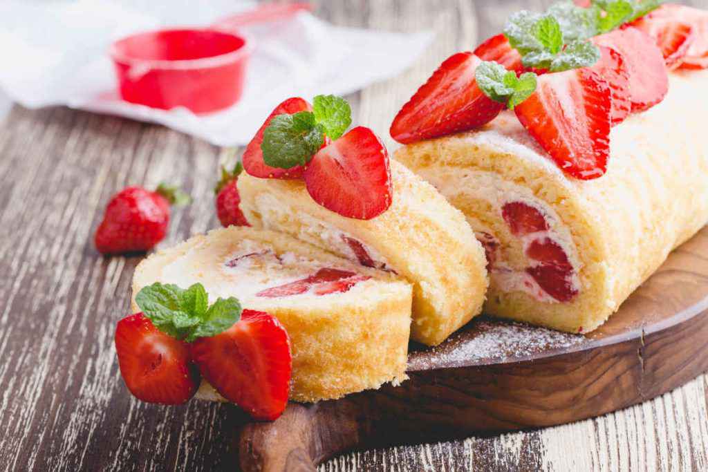 dolci con le fragole rotolo farcito torte festa mamma