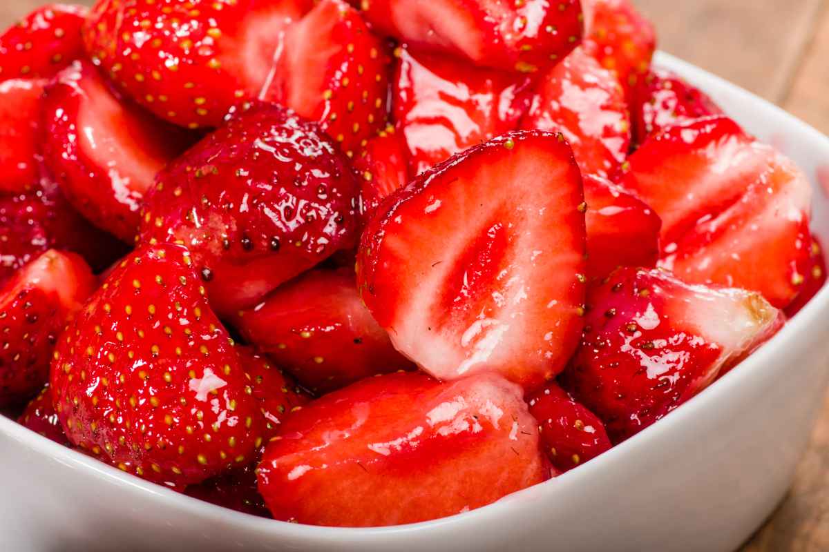 Fragole con limone e zucchero