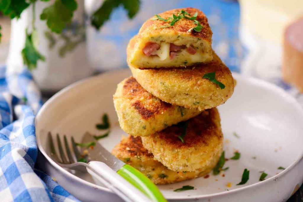 hamburger di patate ripieni di prosciutto e mozzarella