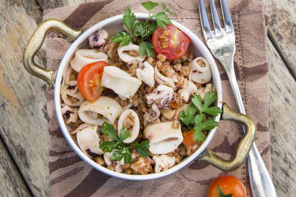 insalata di farro orzo e frutti di mare