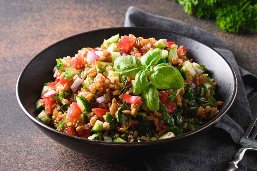 insalata di farro e verdure in cosa mangiare a pranzo come piatto unico