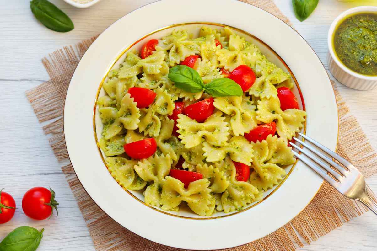 Insalata di farfalle mediterranea