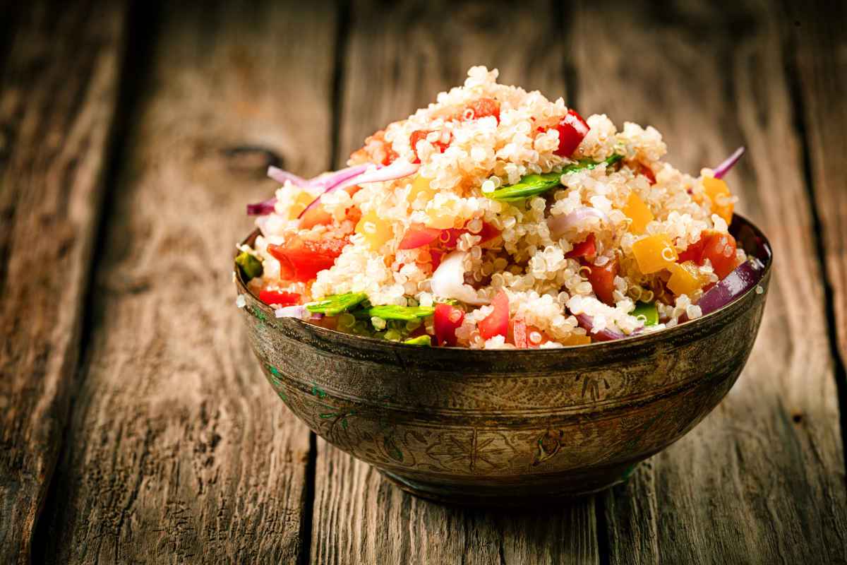 insalata di quinoa con verdure
