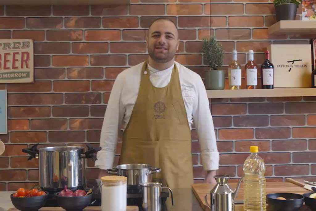 chef Leonardo Perisse prepara la maionese nella cucina di Buttalapasta