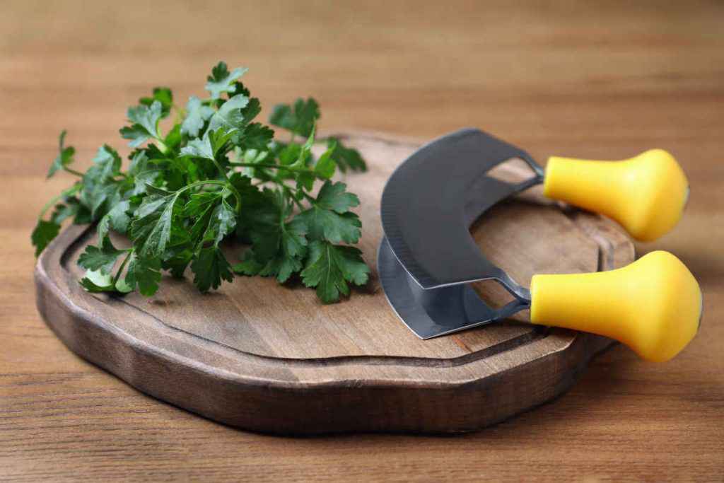 mezzaluna con prezzemolo su un tagliere