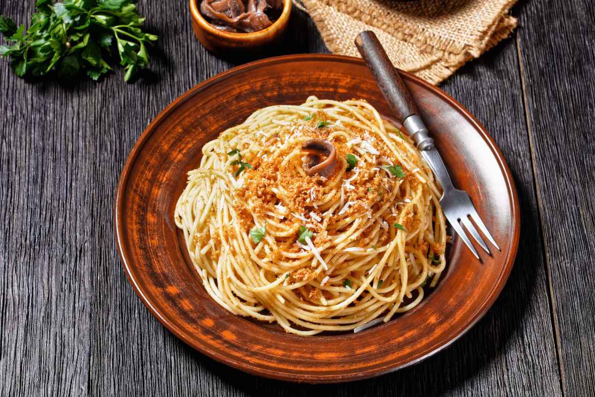 Pasta alla siciliana con pangrattato o mollica