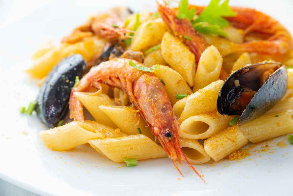 pasta fredda con frutti di mare