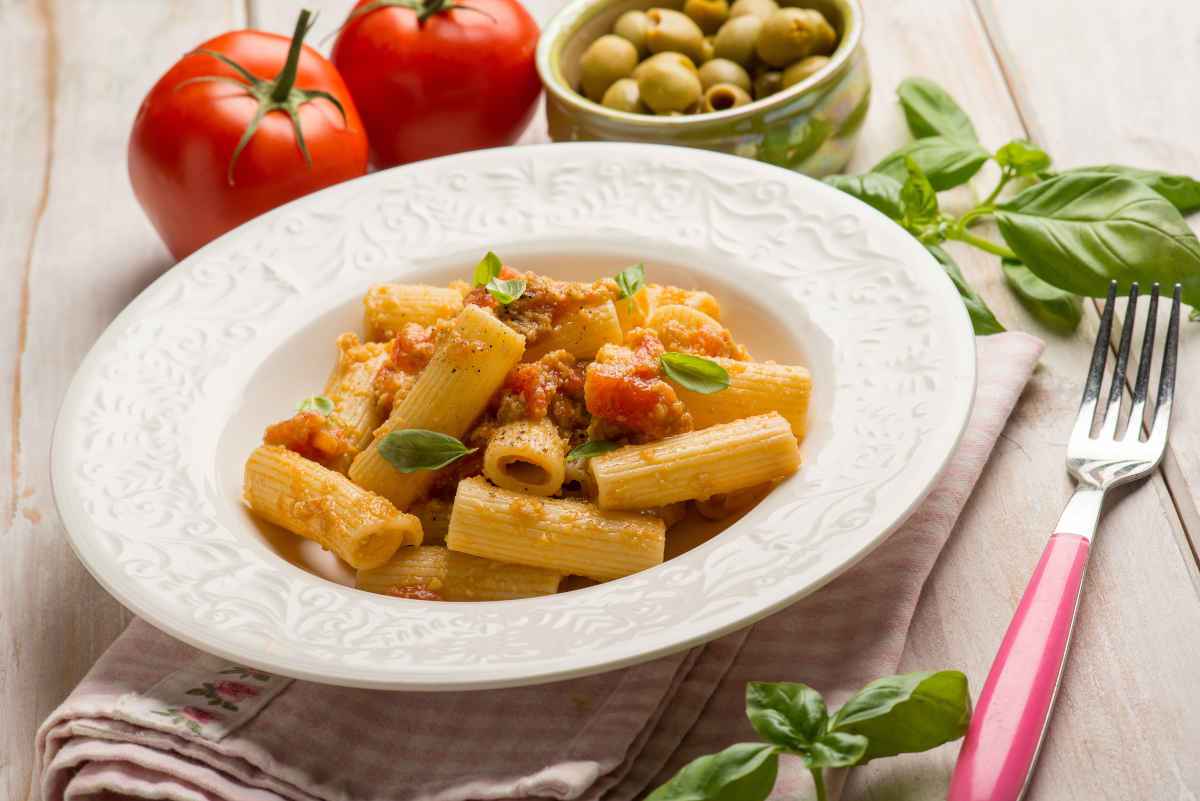 pasta penne al pate di olive e pomodori