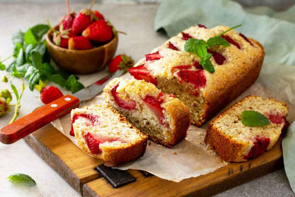 tagliere con plumcake alle fragole affettato