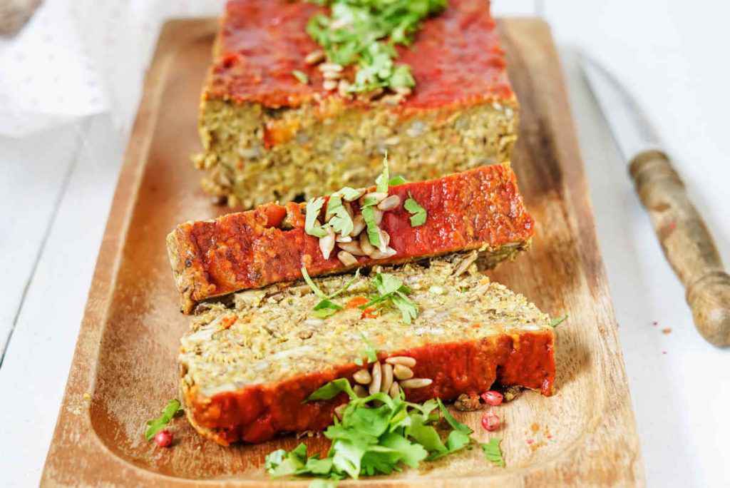 tagliere con polpettone di quinoa a fette