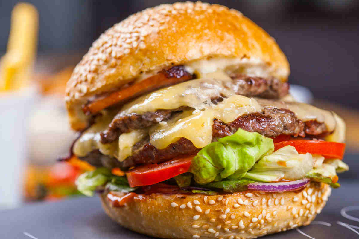 Salse per hamburger fatte in casa: 8 ricette facili e sfiziose