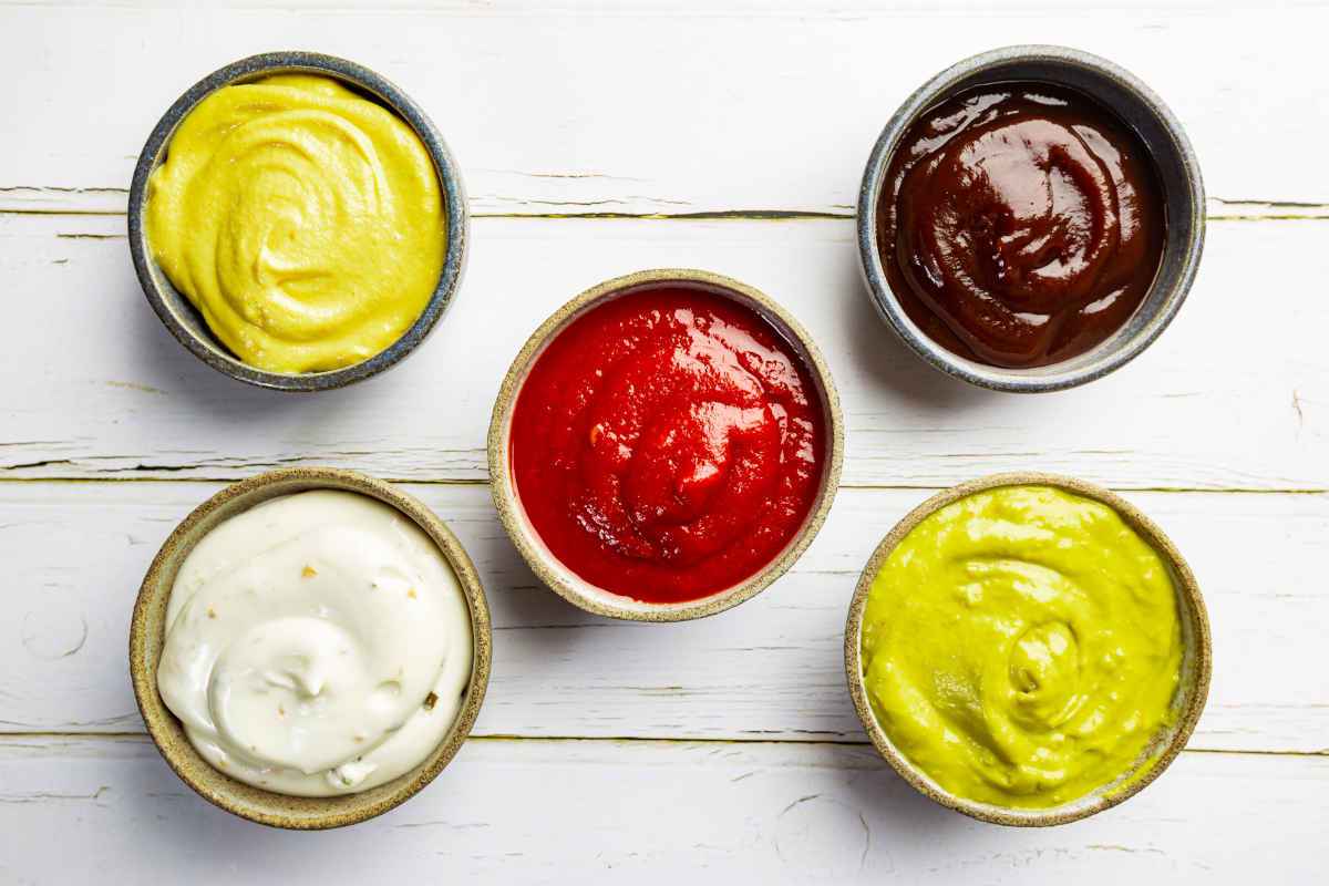 Salse per hamburger fatte in casa: 6 ricette facili e sfiziose | Buttalapasta