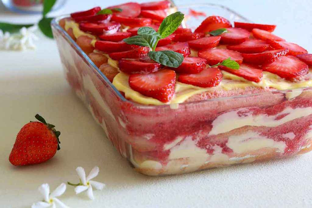 Teglia di Tiramisu alle fragole con mascarpone e savoiardi