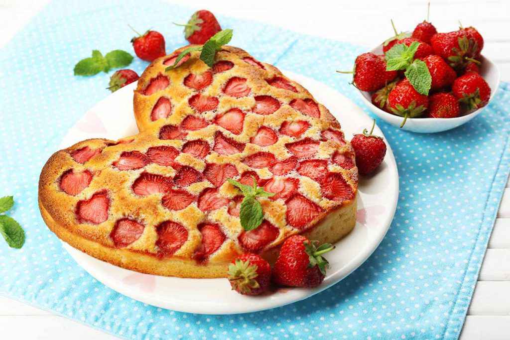 Torta morbida alle fragole a forma di cuore