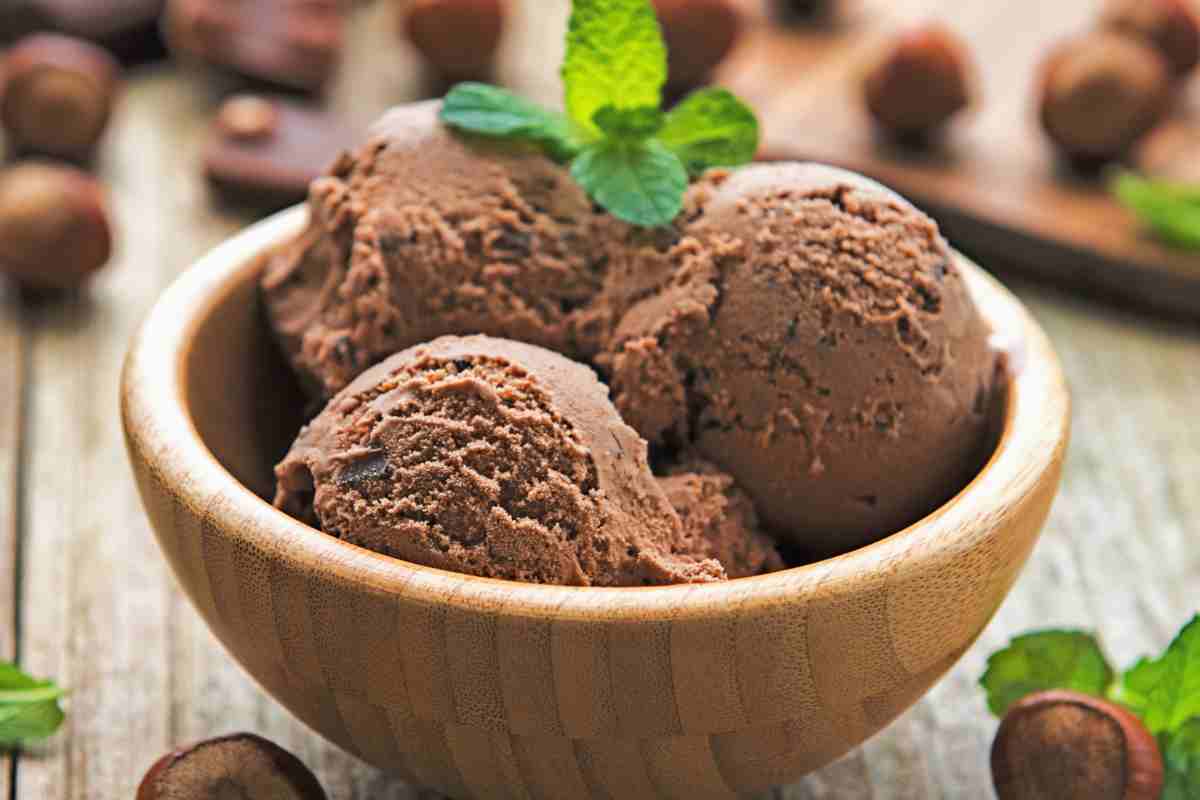Gelato alla Nutella in una ciotola di legno
