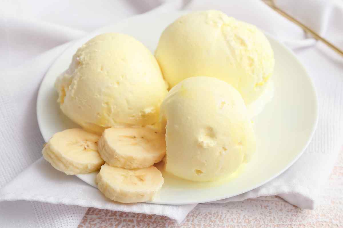 palline di gelato alla banana in un piattino con guarnizione di banana a fettine