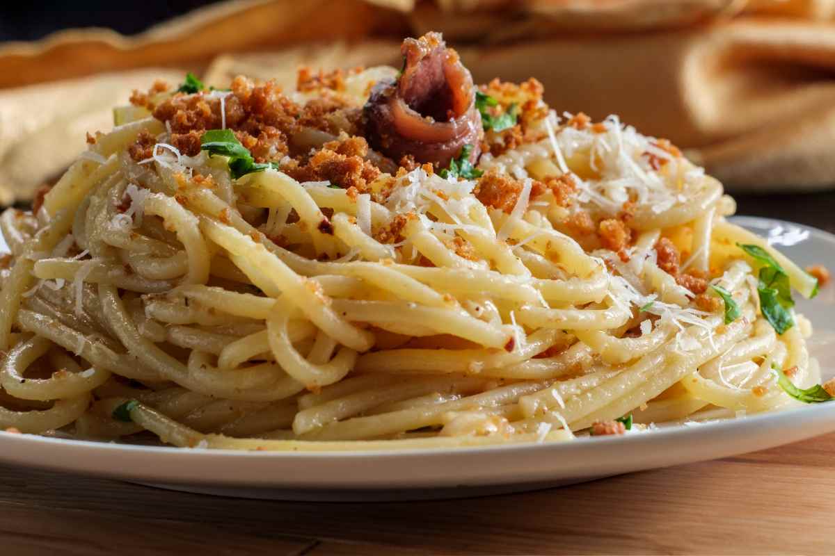 Pasta siciliana con il pangrattato in un piatto