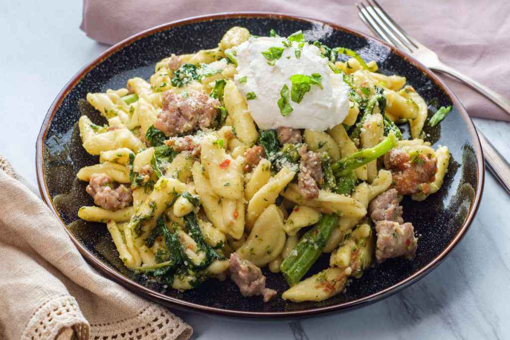 cavatelli con broccoli e salsiccia