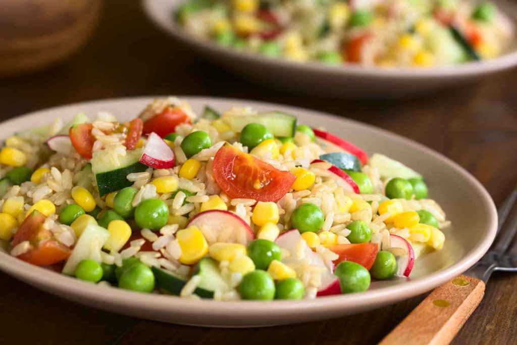 insalata di riso integrale per il pranzo di ferragosto