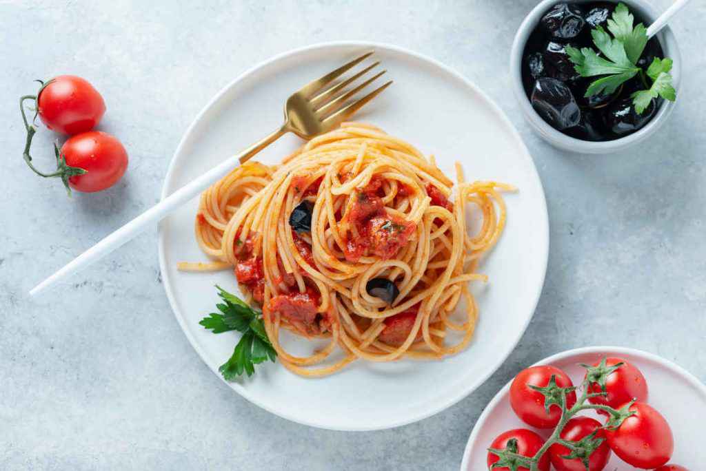 spaghetti alla puttanesca, primi piatti napoletani